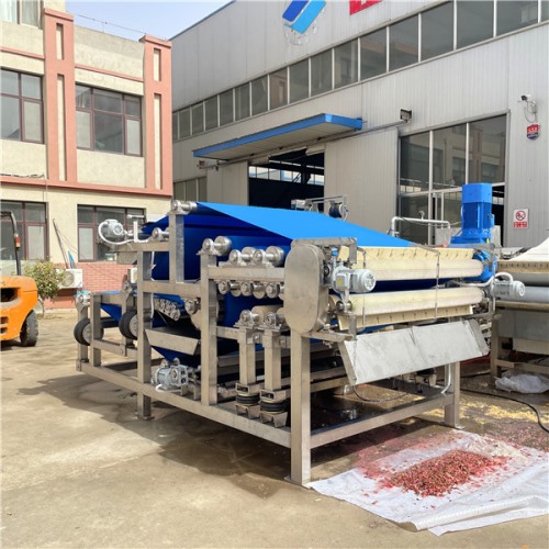 某食品廠訂購的1臺帶式果蔬榨汁機，試機檢驗合格準(zhǔn)備發(fā)貨！