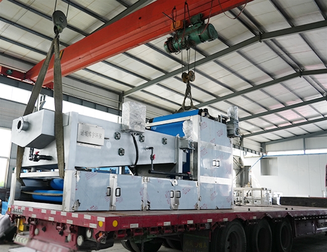 一臺(tái)帶式濃縮脫水一體機(jī)完工發(fā)貨，助力化工企業(yè)污泥處理！